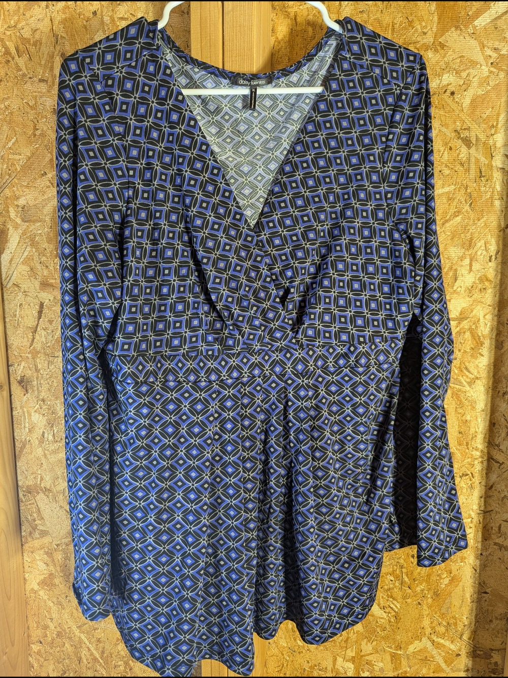 Daisy Fuentes Black and Blue Geometric Wrap Top